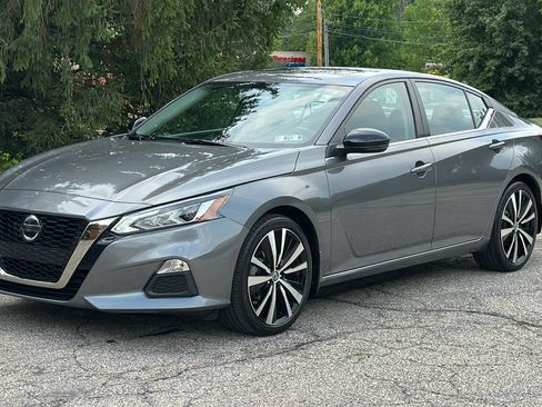 Used 2021 Nissan Altima 2.5 SR w/ SR Premium Package FWD image 2