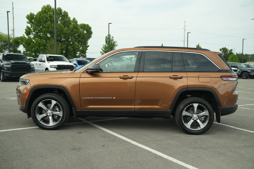New 2026 Jeep Grand Cherokee Limited w/ MOPAR Finishing Package AWD/4WD image 4