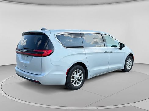 Used 2024 Chrysler Pacifica Touring-L FWD image 3