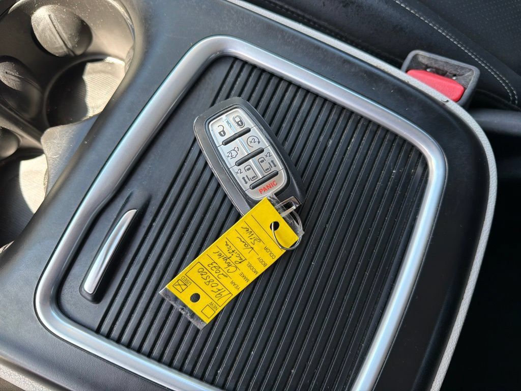 Used 2023 Chrysler Pacifica Touring-L FWD image 2
