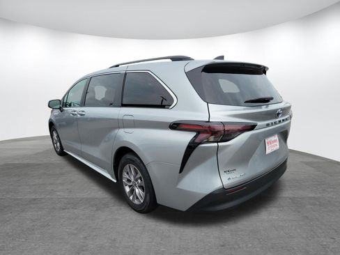 Used 2025 Toyota Sienna LE AWD/4WD image 7