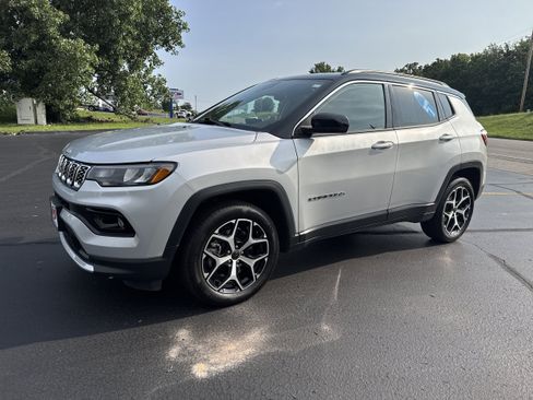 Used 2025 Jeep Compass Limited AWD/4WD image 2