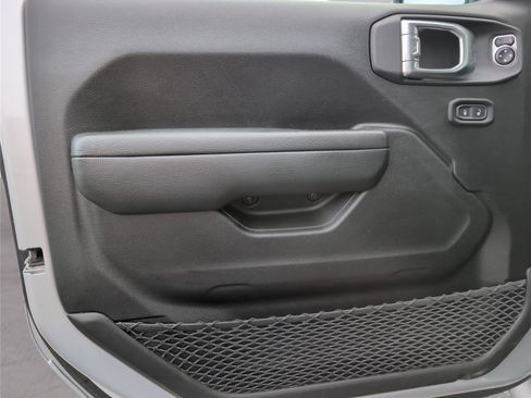 Used 2023 Jeep Gladiator Willys image 15