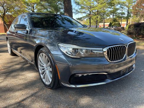 Used 2017 BMW 740i image 7