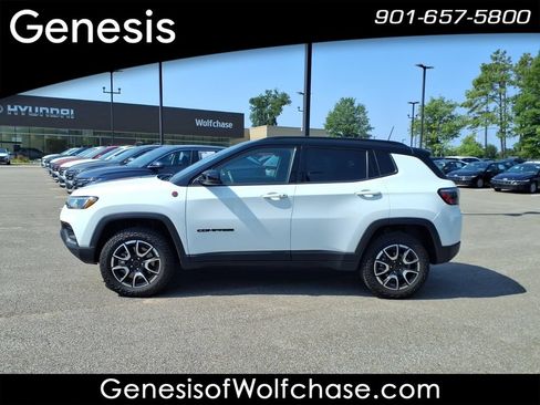Used 2025 Jeep Compass Trailhawk AWD/4WD image 2