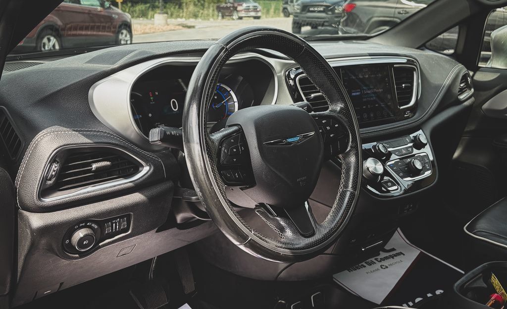 Used 2019 Chrysler Pacifica Limited w/ S Appearance Package FWD image 2
