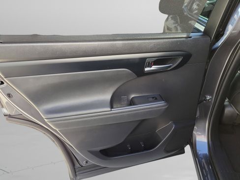 Used 2023 Toyota Highlander XSE FWD image 9