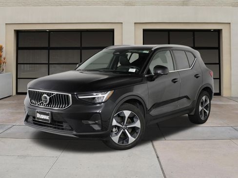Certified 2025 Volvo XC40 B5 Plus image 3