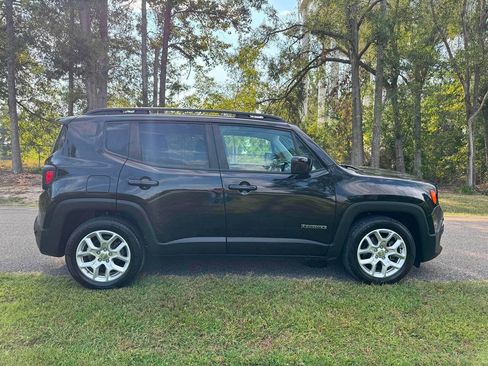 Used 2018 Jeep Renegade Latitude FWD image 7