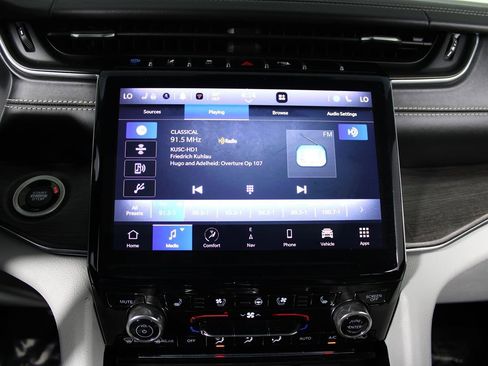 Used 2022 Jeep Grand Cherokee Overland w/ Luxury Tech Group IV image 10