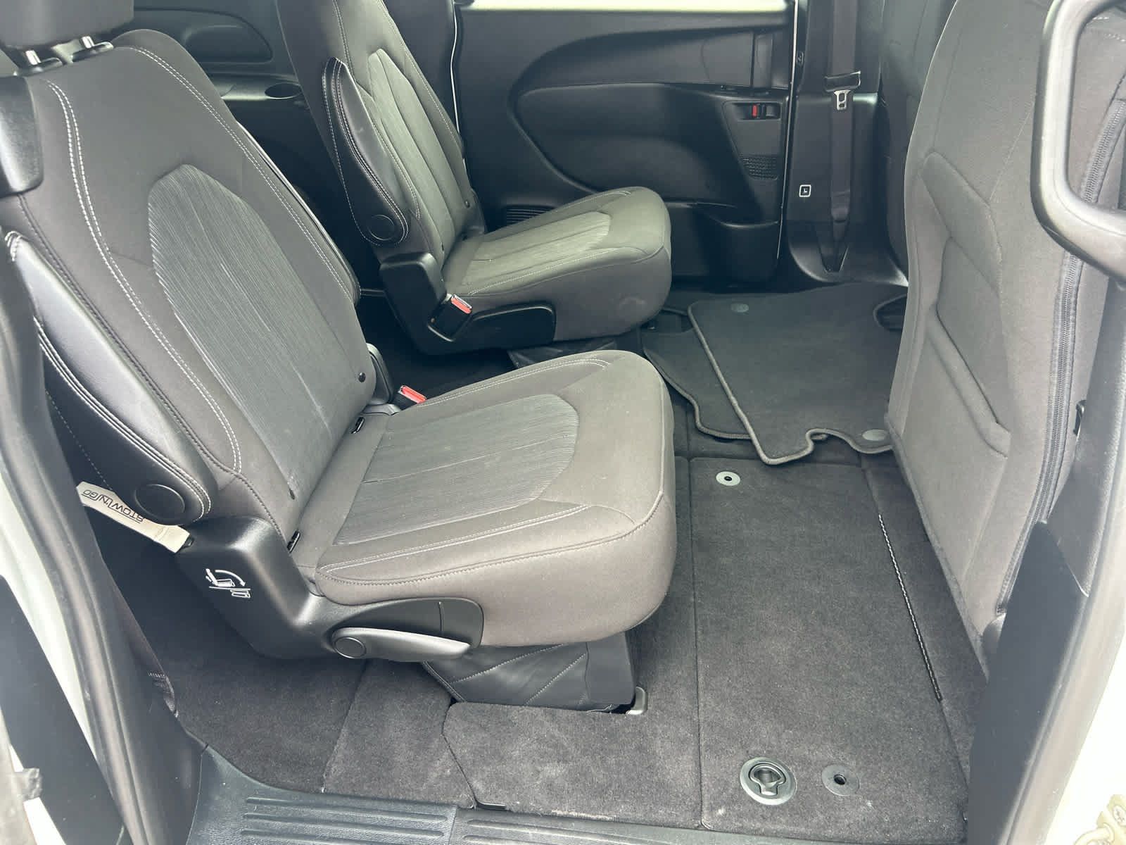 Used 2024 Chrysler Pacifica Touring FWD image 27