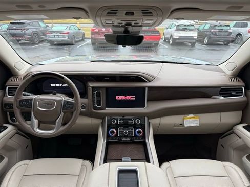 Used 2024 GMC Yukon XL Denali w/ Advanced Technology Package image 32