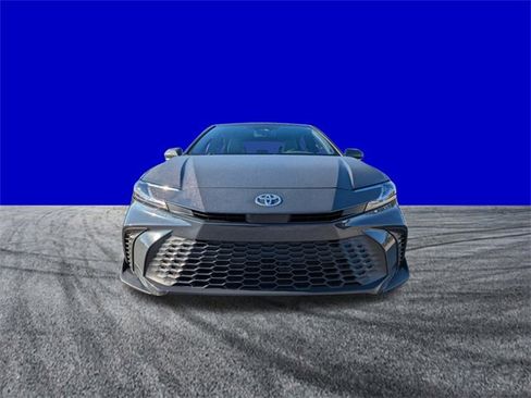 Used 2025 Toyota Camry SE image 9