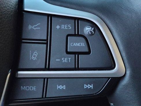 Used 2024 Toyota Highlander LE FWD image 16