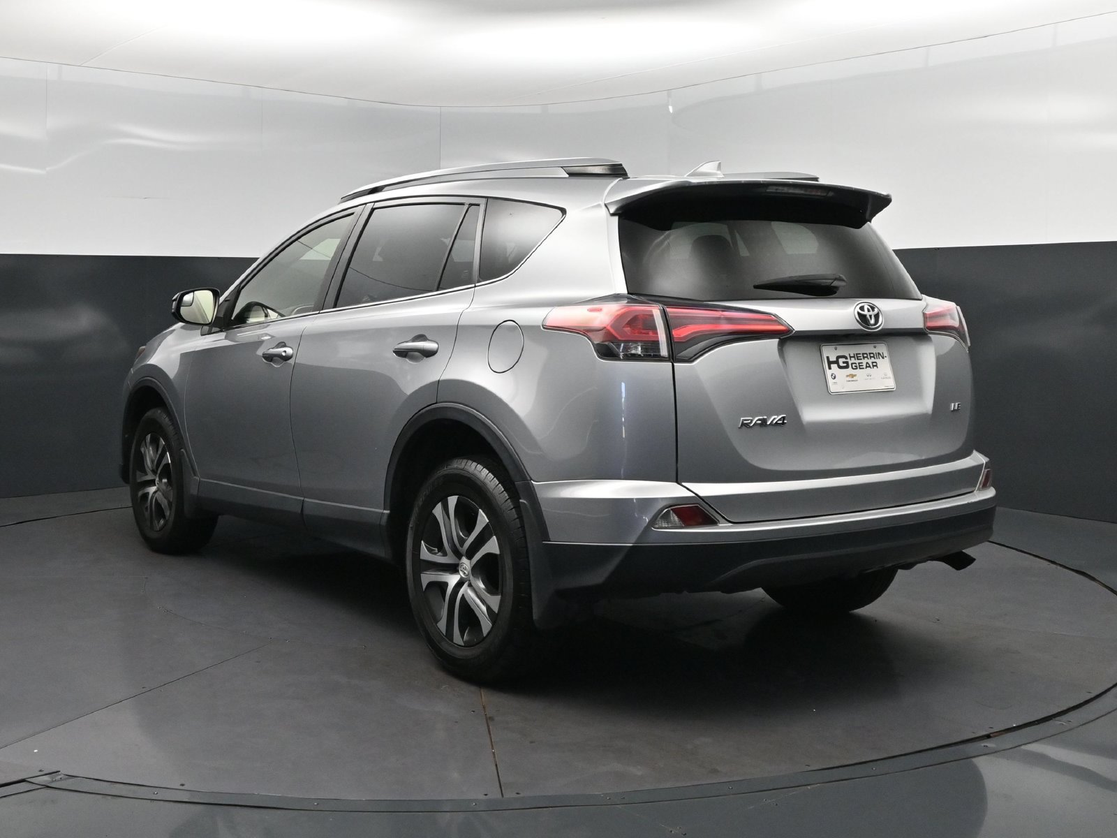 Used 2018 Toyota RAV4 LE FWD image 5
