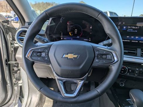 Used 2025 Chevrolet Trax LT w/ LT Convenience Package image 9