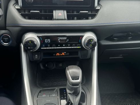 Used 2023 Toyota RAV4 SE image 9