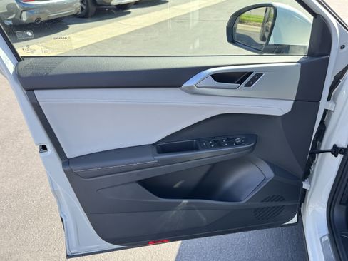 Used 2025 Volkswagen Taos SE image 14