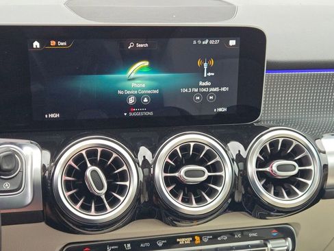 Used 2021 Mercedes-Benz GLB 250 4MATIC image 29