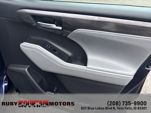 Used 2023 Toyota Highlander Limited image 16