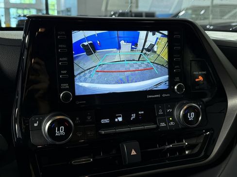 Used 2022 Toyota Highlander XLE AWD/4WD image 31