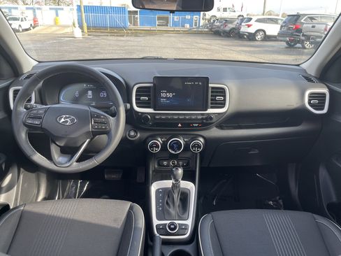 Used 2024 Hyundai Venue Limited image 32
