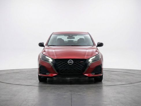 Used 2025 Nissan Altima 2.5 SV FWD image 2