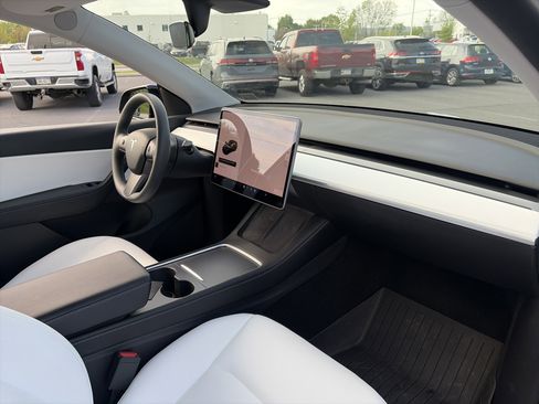 Used 2021 Tesla Model Y Long Range image 38
