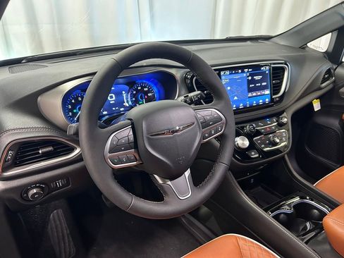 New 2026 Chrysler Pacifica Pinnacle image 2