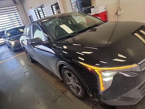 Used 2025 Kia K4 LXS image 1