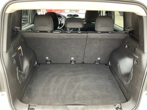 Used 2018 Jeep Renegade Latitude FWD image 11