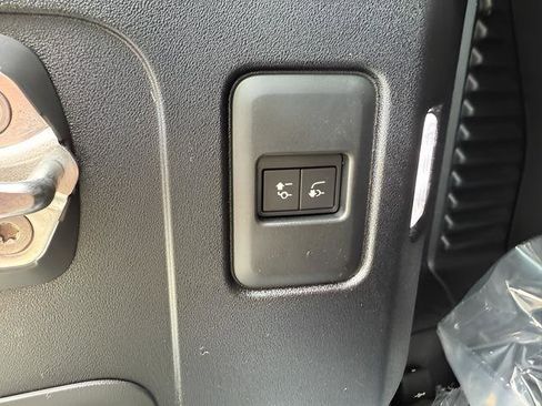 New 2025 Land Rover Defender 90 V8 image 32