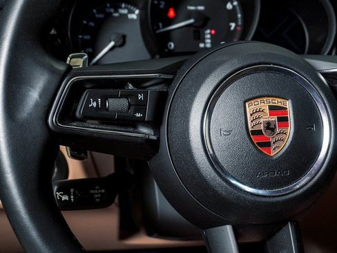 Certified 2025 Porsche Macan AWD/4WD image 20