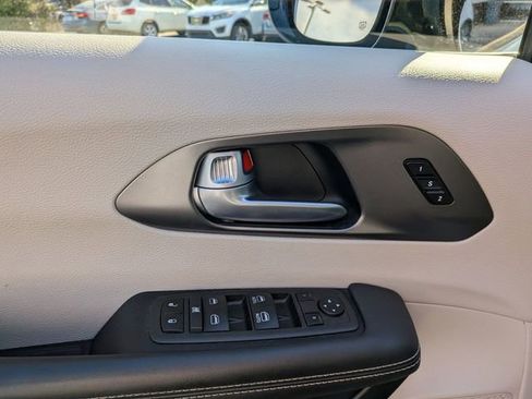 Used 2024 Chrysler Pacifica Touring-L image 13