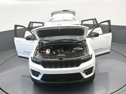 Used 2025 Jeep Grand Cherokee Altitude image 71