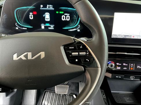 Used 2023 Kia Niro EX FWD image 12