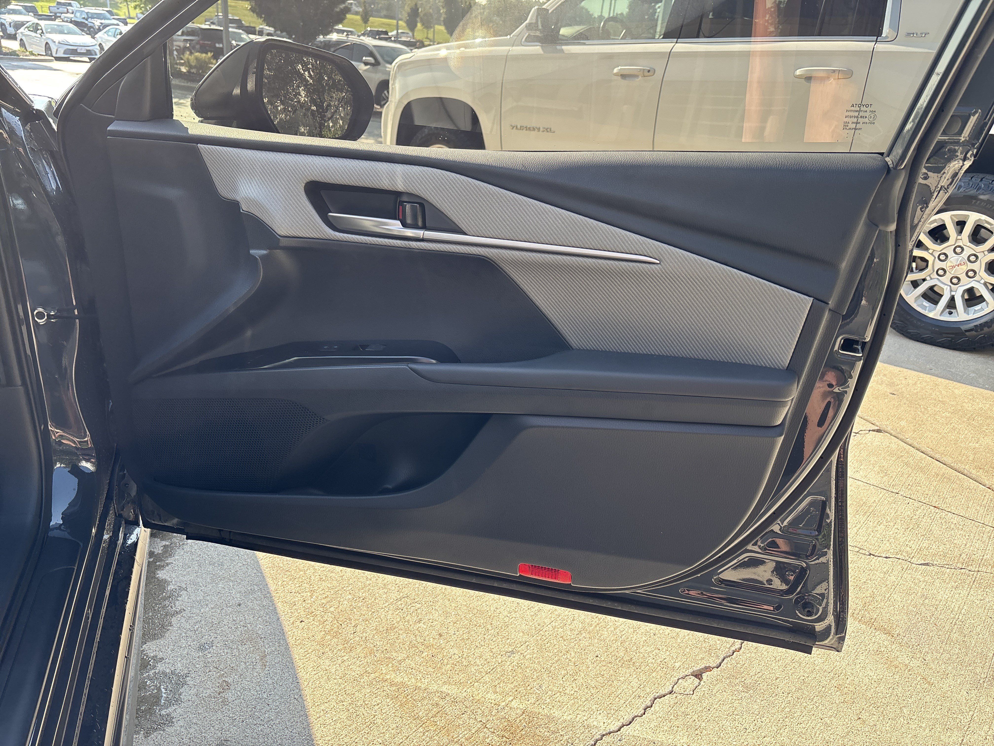 Used 2025 Toyota Camry SE FWD image 28