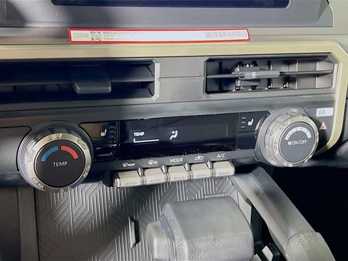 Certified 2025 Toyota Tacoma SR5 AWD/4WD image 14