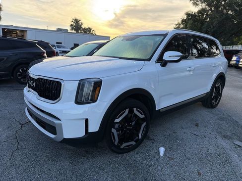 Used 2024 Kia Telluride EX w/ EX Captain's Chair Package FWD image 13