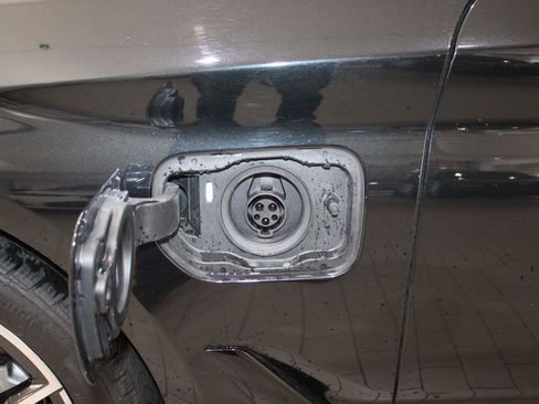 Used 2021 BMW 530e 530e w/ M Sport Package image 5