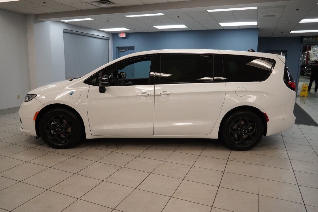 Used 2024 Chrysler Pacifica Limited FWD image 2