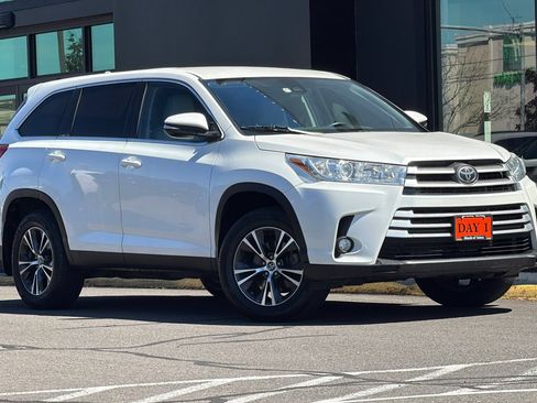 Used 2019 Toyota Highlander Plus AWD/4WD image 2