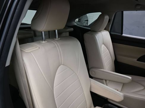 Used 2022 Toyota Highlander XLE FWD image 39