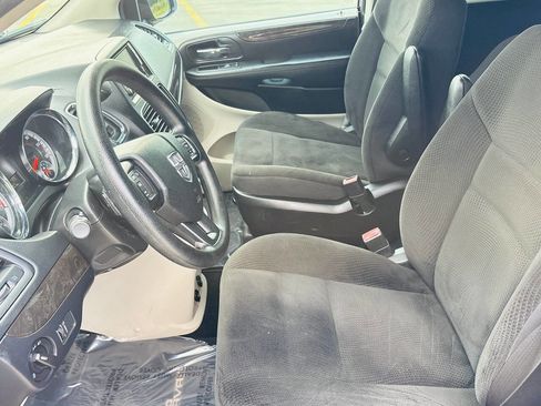 Used 2018 Dodge Grand Caravan SE w/ UConnect Hands-Free Group image 15