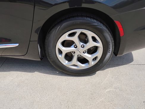 Used 2023 Chrysler Pacifica Limited image 22