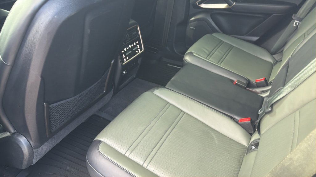 Used 2024 Porsche Cayenne S AWD/4WD image 27