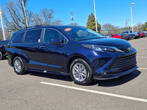 Certified 2025 Toyota Sienna XLE image 1