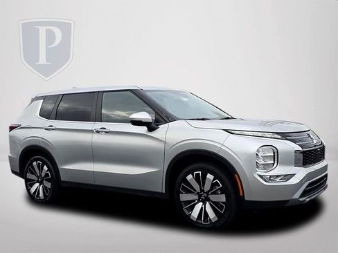 Used 2025 Mitsubishi Outlander SE FWD image 2