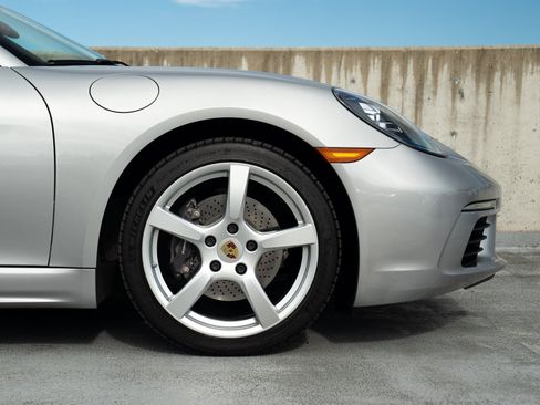 Used 2018 Porsche 718 Cayman RWD image 16