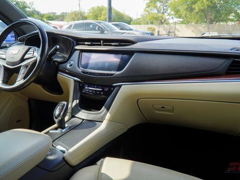 Used 2017 Cadillac XT5 Luxury w/ Driver Awareness Package image 17